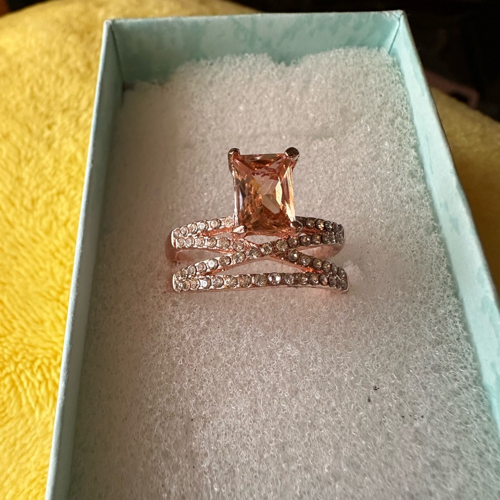 Rose Gold Crystal Accent Ring with beautiful gemstone - Picture 4 of 14